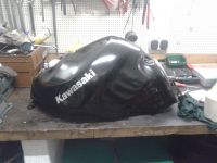 Benzintank Kawasaki ZZR1100C schwarz gebraucht.